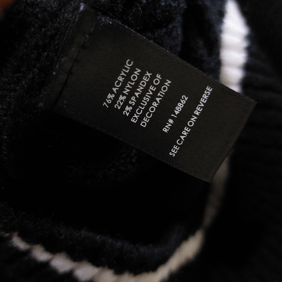 Torrid Plus Size 1X Women's Black Red Plaid Star Lips Super Soft Crew Sweater - Picture 10 of 12